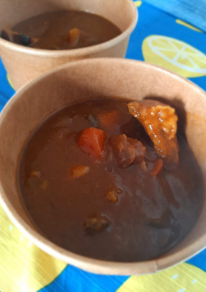 Una foto de Curry japonés con costillas y verduras