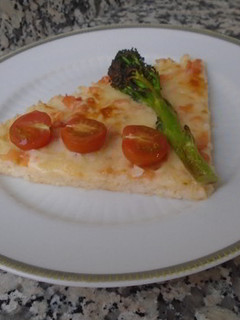 Una foto de Pizza de arroz con bimis y tomates cherry