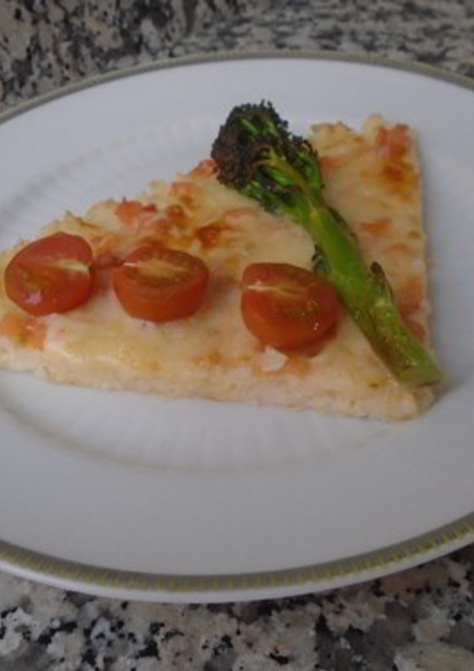 Una foto de Pizza de arroz con bimis y tomates cherry
