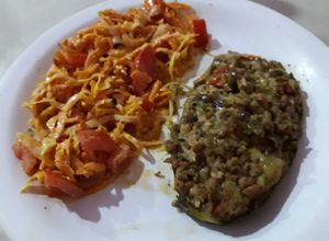 Una foto de Zuchinis rellenos con carne de soya