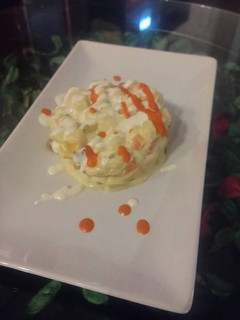 Una foto de Ensaladilla rusa con mahonesa de pepinillo y emulsion de piquillo