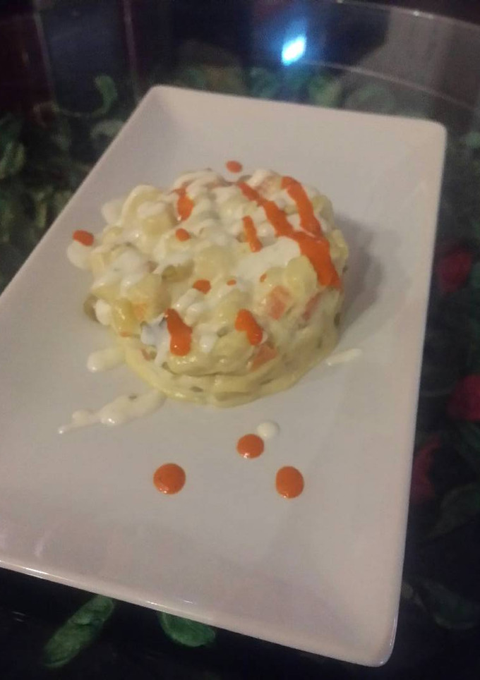 Una foto de Ensaladilla rusa con mahonesa de pepinillo y emulsion de piquillo