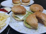 Gambar beef burger with mustard