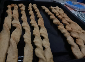 Una foto de Grisines con queso rallado