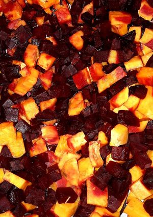 Édesburgonya saláta céklával és fetával recept fotója