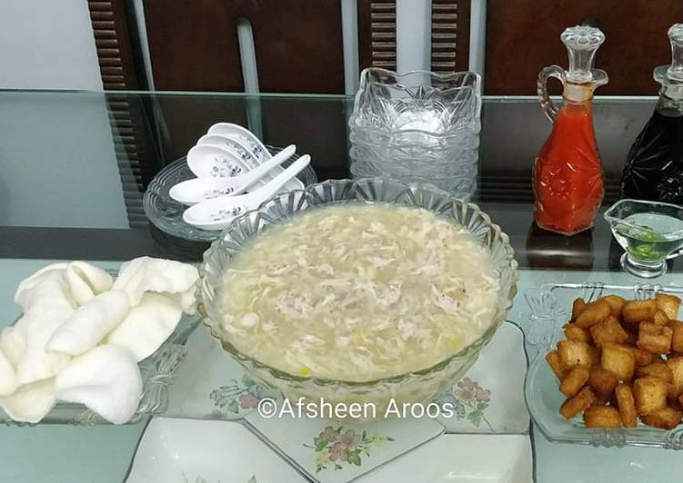 How to Prepare Homemade Chicken Corn Soup with Croutons and Fish crackers
