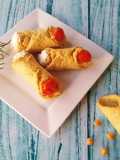 Cannoli di frolla salata alle erbe con crema di ceci e pecorino