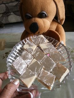 काजू की बर्फी (Kaju ki barfi recipe in hindi) रेसिपी मुख्य फोटो