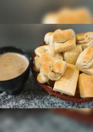 Una foto de ☕Libritos, cuadraditos y cuernitos de grasa.🌷🌻