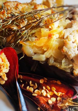 Une photo de ⭐⭐⭐ Aubergine rôtie au four, crème de miso, fondue d'oignons et tofu