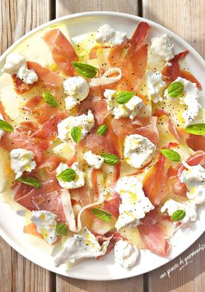 Une photo de Salade de melon vert, jambon cru et buratta