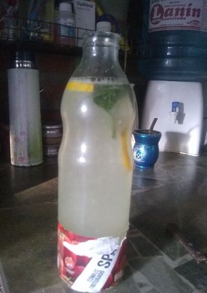 Una foto de Limonada en botella de tomate