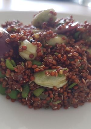 Une photo de Quinoa rouge aux fèves et petit pois