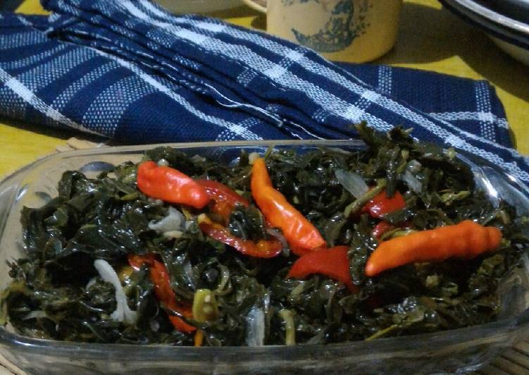 Tumis daun singkong