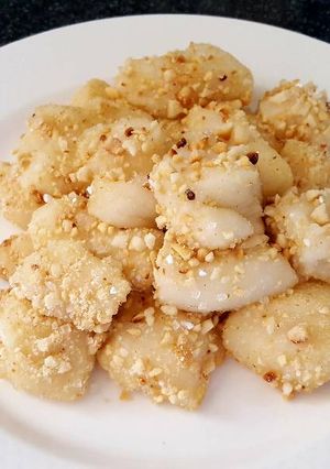 A picture of Mochi with ground peanuts.