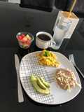 Huevo Revuelto con Frijoles Refritos y Adornos Frescos