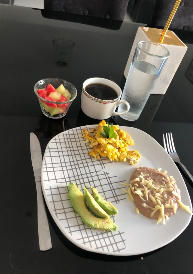 Una foto de Huevo Revuelto con Frijoles Refritos y Adornos Frescos