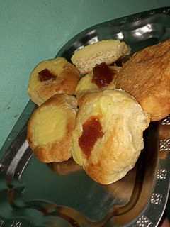 Una foto de Facturas fáciles con crema pastelera y membrillo
