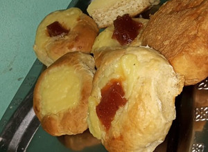 Una foto de Facturas fáciles con crema pastelera y membrillo