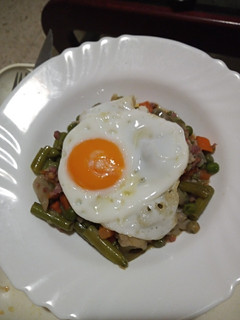 Una foto de Huevo frito sobre menestra de verduras