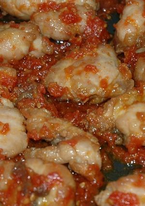 Una foto de Chapinas de cordero (Mollejas) con tomate