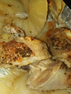 Una foto de 🍗🍍Pollo al horno con papas, con jugo de piña y naranja