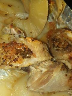 Una foto de 🍗🍍Pollo al horno con papas, con jugo de piña y naranja