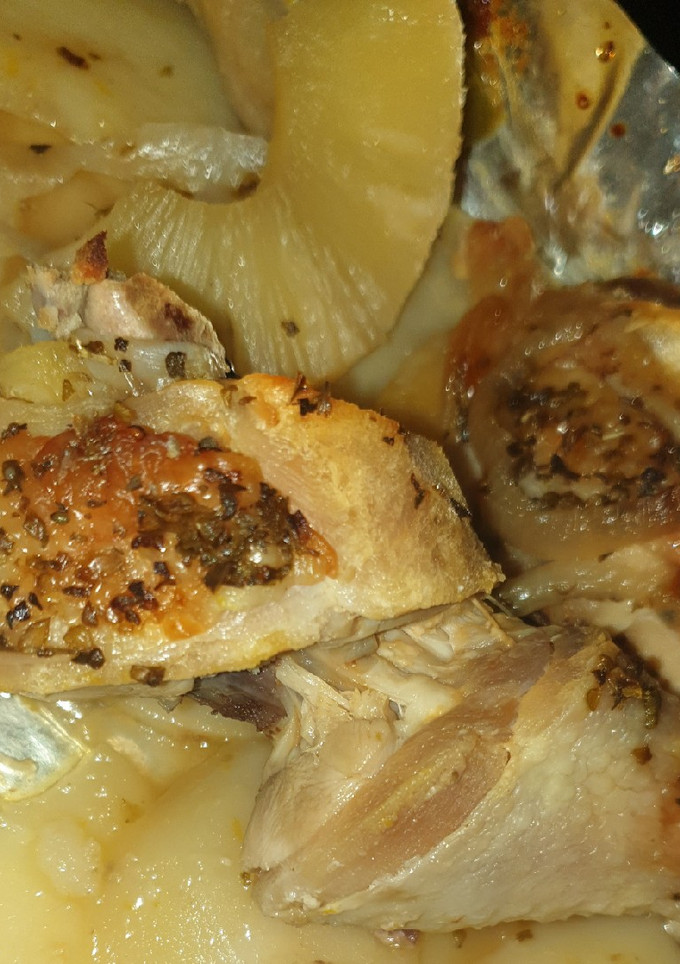 Una foto de 🍗🍍Pollo al horno con papas, con jugo de piña y naranja