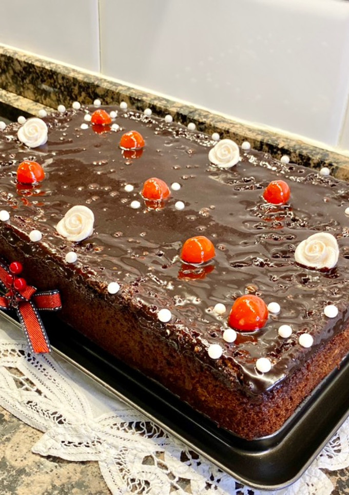 Una foto de Tarta de chocolate muy húmeda con cobertura cremosa