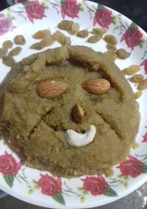 सेब और सूजी का हलवा रेसिपी मुख्य फोटो