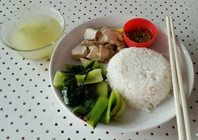 Nasi Ayam Hainan (Hainanese Chicken Rice)