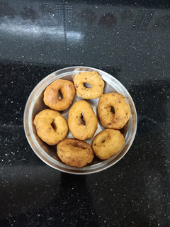 મેદુ વડા (medu vada Recipe in Gujarati) રેસીપી મુખ્ય ફોટો
