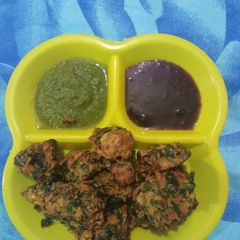 A picture of Methi Palak ke bhajiye.
