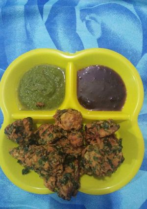 A picture of Methi Palak ke bhajiye.