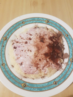 Una foto de Sémola con leche yogur de arándanos y colacao en polvo