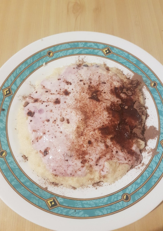Una foto de Sémola con leche yogur de arándanos y colacao en polvo