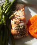 Salmón al horno con espárragos verdes y boniato asado