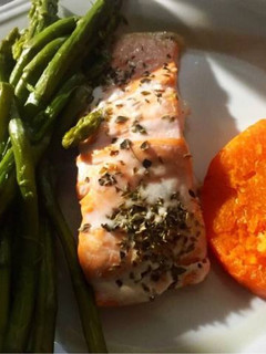 Una foto de Salmón al horno con espárragos verdes y boniato asado