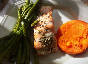 Foto principal de Salmón al horno con espárragos verdes y boniato asado