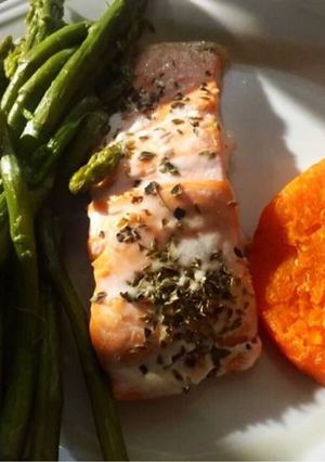 Una foto de Salmón al horno con espárragos verdes y boniato asado