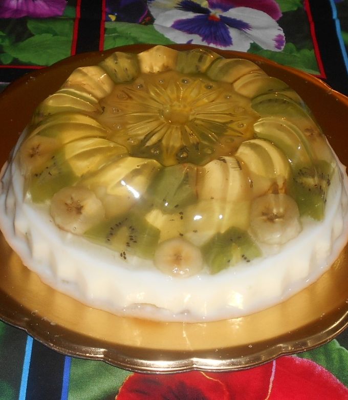 Una foto de Gelatina de coco con fruta encapsulada