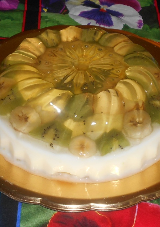 Una foto de Gelatina de coco con fruta encapsulada