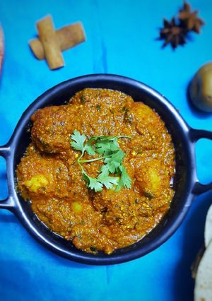 કાશમીરી દમ આલુ (Kasmiri Dam Aloo Recipe In Gujarati) રેસીપી મુખ્ય ફોટો