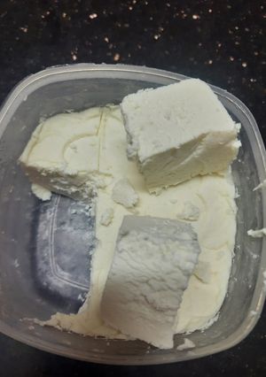 હોમમેડ ચીઝ(Home Made Cheese Recipe in Gujarati) રેસીપી મુખ્ય ફોટો