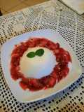 Panacota de coco con coulis de fresa con mezcal🍓🥄