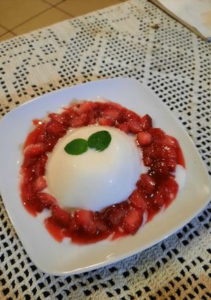 Una foto de Panacota de coco con coulis de fresa con mezcal🍓🥄