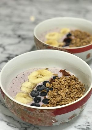Foto resep Smoothies Banana Berries in a Bowl