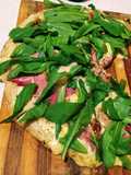 Pizza de rúcula y jamón crudo