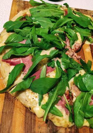 Una foto de Pizza de rúcula y jamón crudo