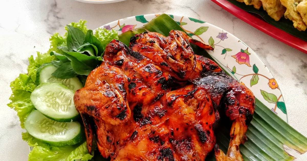 Sepiring ayam bakar kecap yang mengilap dengan sambal terasi, nasi putih hangat